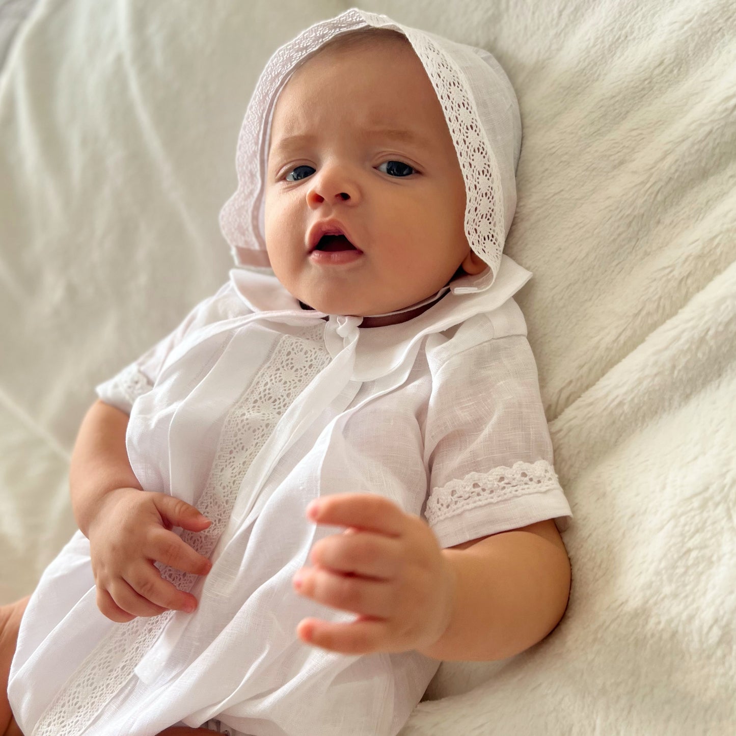 PELELE LUCA EN OLAN CON GORRO